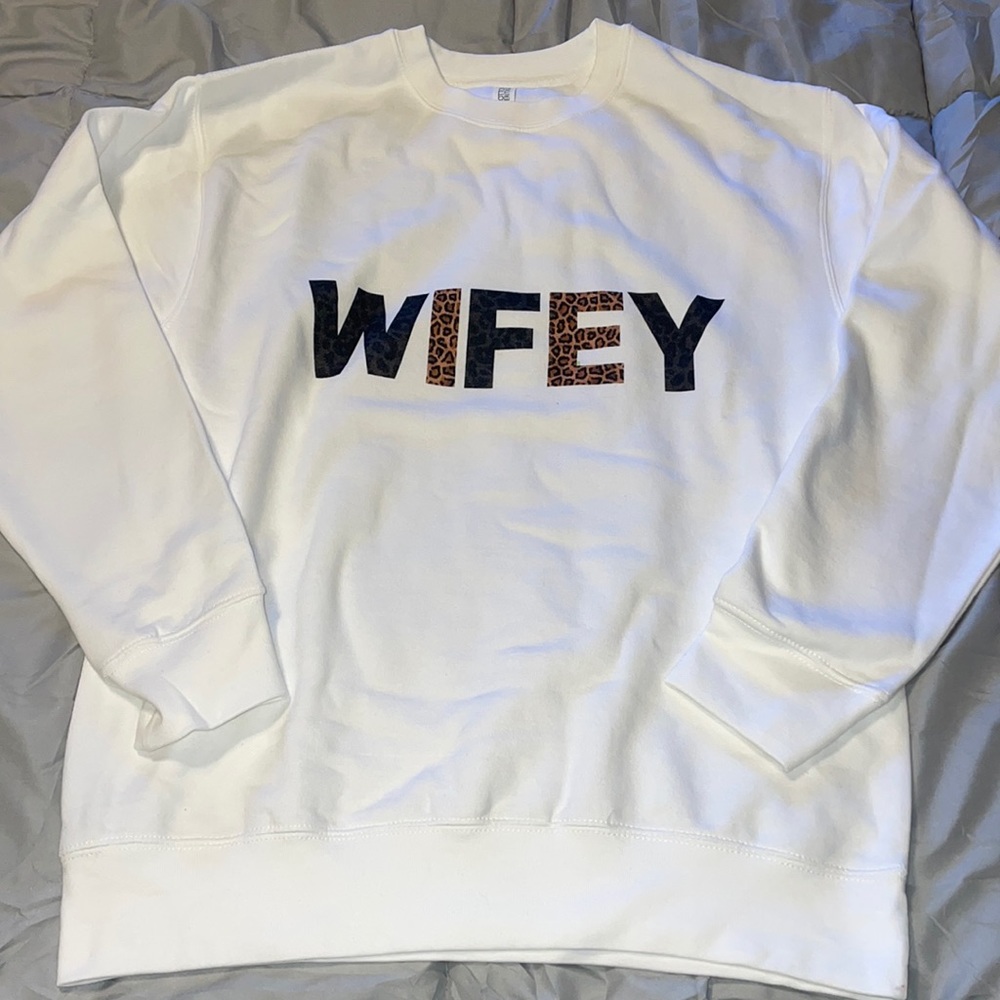 WIFEY CREWNECK SWEATSHIRT size medium  ( small defect) new never worn